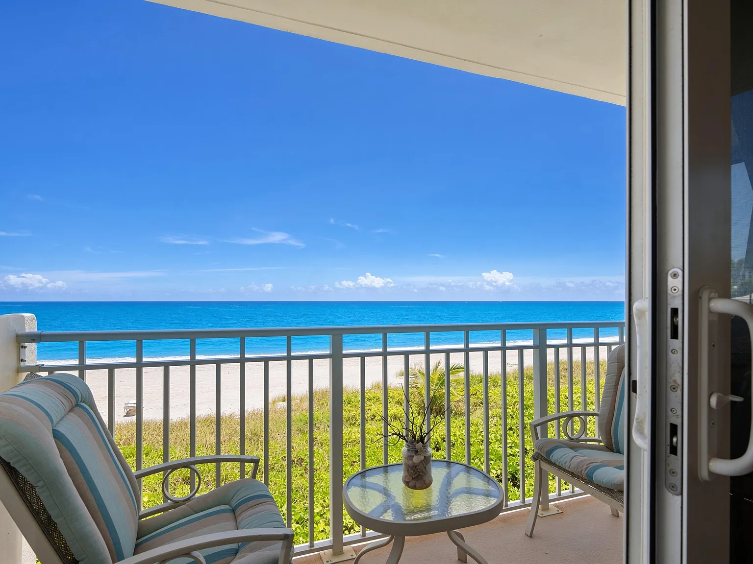 2 bed, 2.0 bath, 1050 sqft, $4,800 — Photo 2