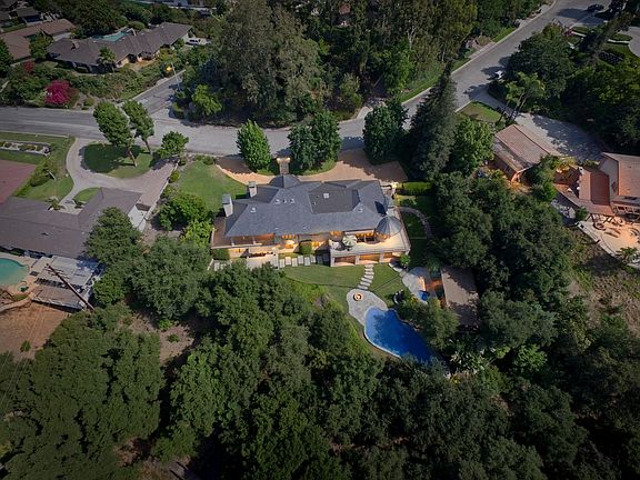 5th image of 247 Oak Knoll Dr