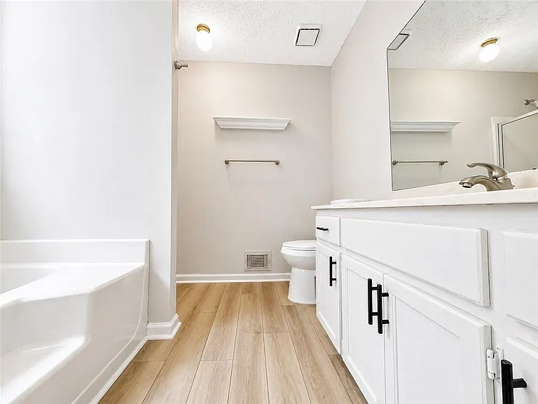 1400 Chalet Cir — Photo 7