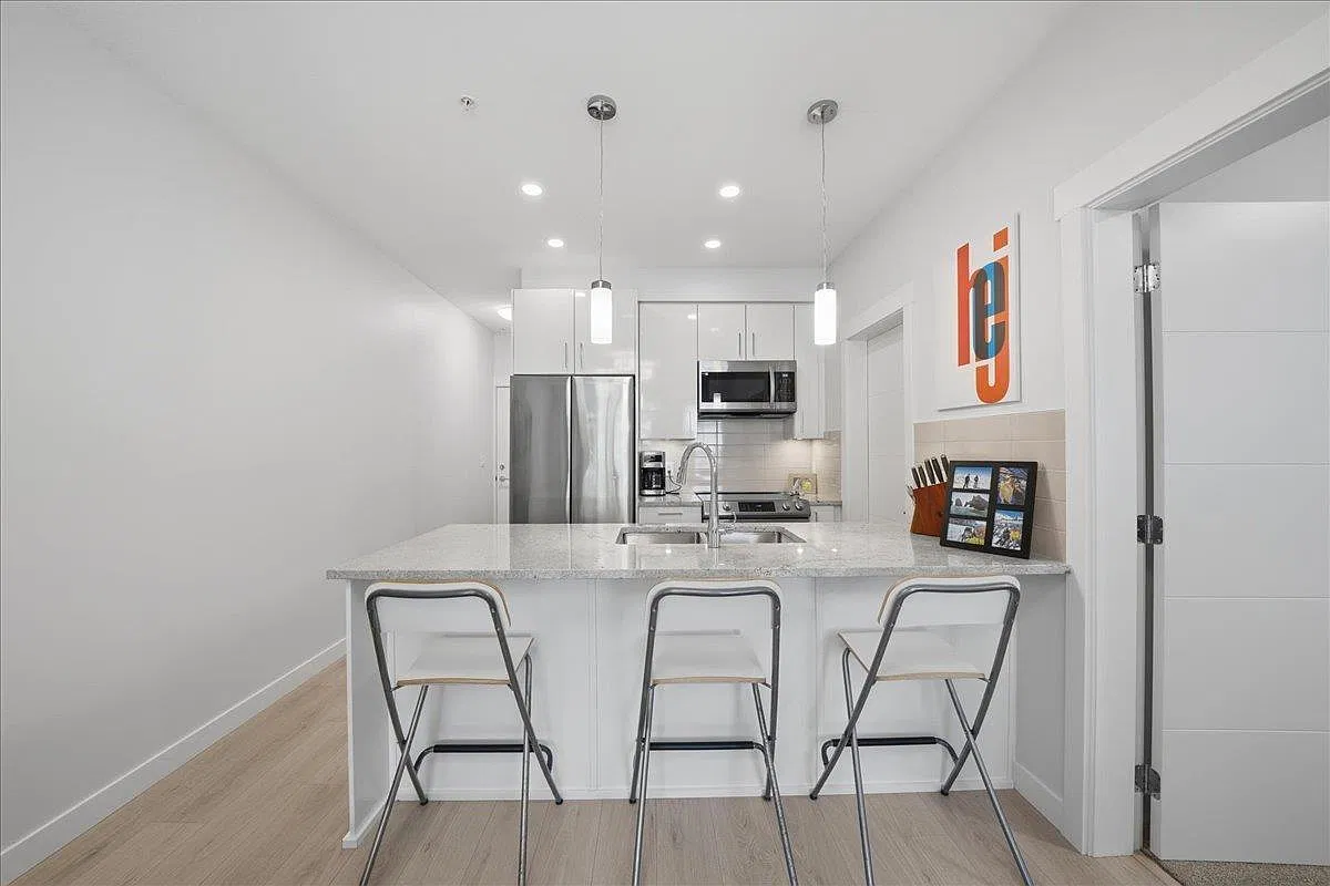 2 bed, 2.0 bath, 738 sqft, $2,195 — Photo 3
