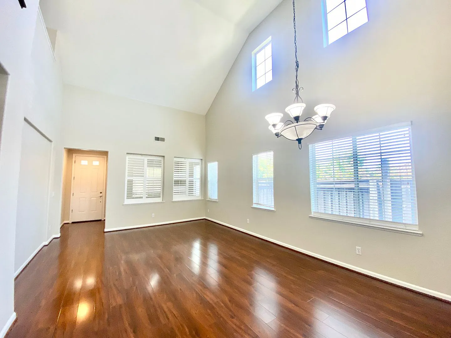 Spacious And Clean 2 Story, 4 Bed, 3 Bath, 2 Car Garage On Corner Lot — Photo 2