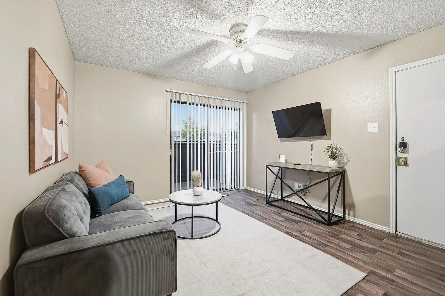 1 bed, 1.0 bath, 6210 sqft, $981 — Photo 2