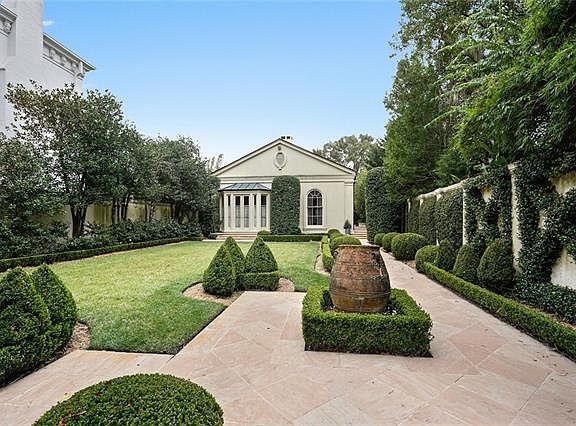 2nd image of 2324 Prytania St