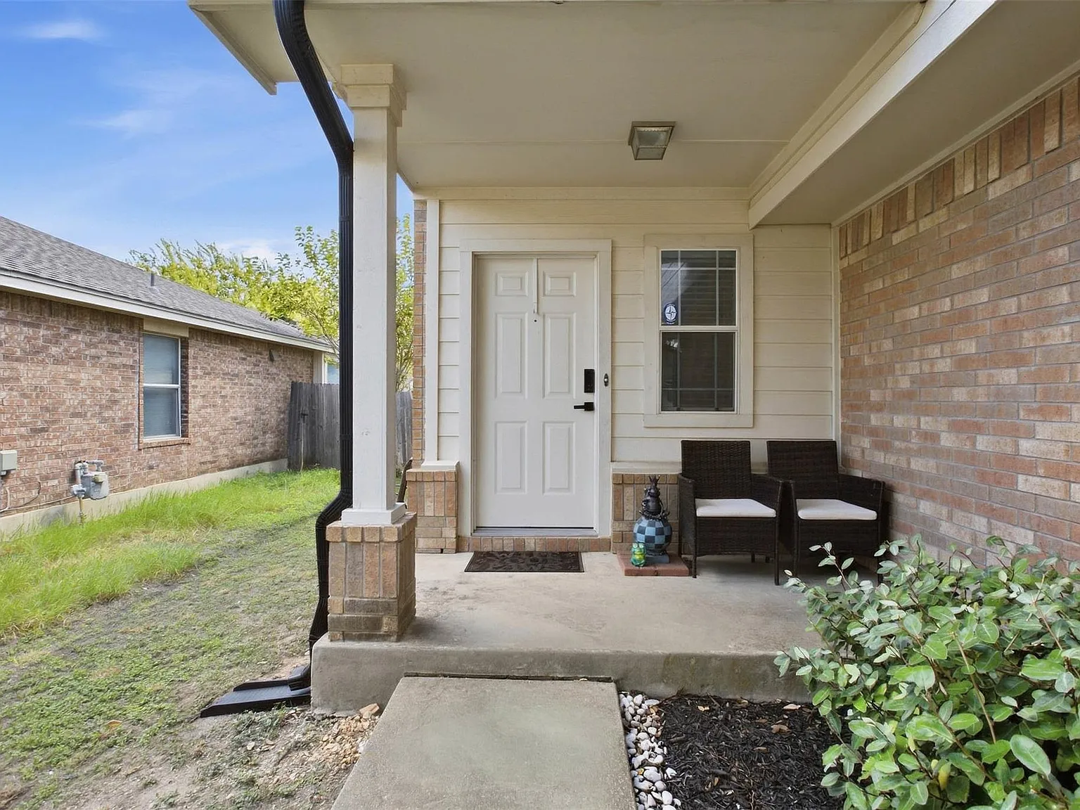 3 bed, 2.5 bath, 1422 sqft, $1,995 — Photo 3