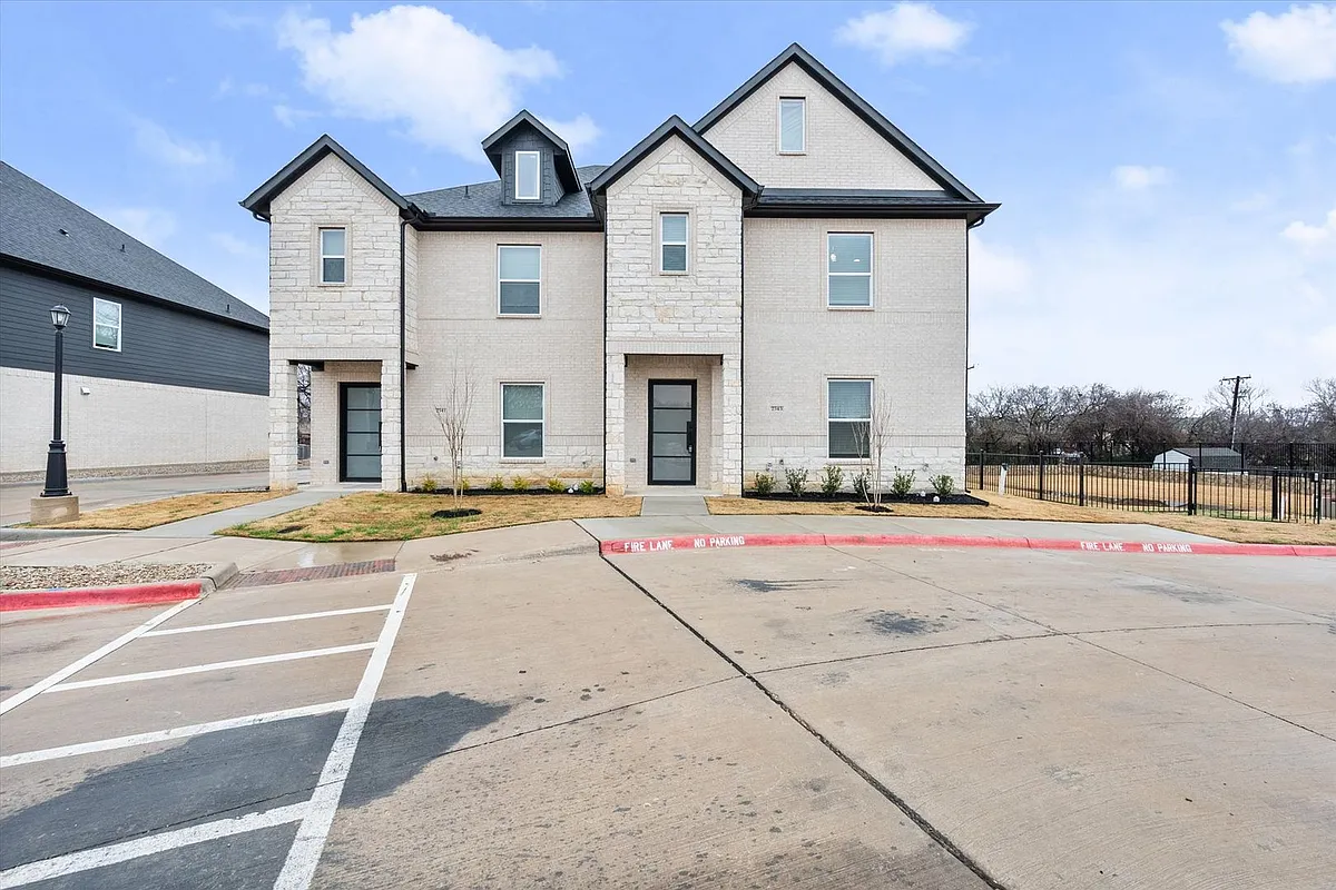 Building Photo - 2359 Park Dr