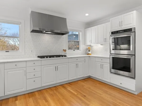 21 Pine St APT 7, Manchester, MA 01944