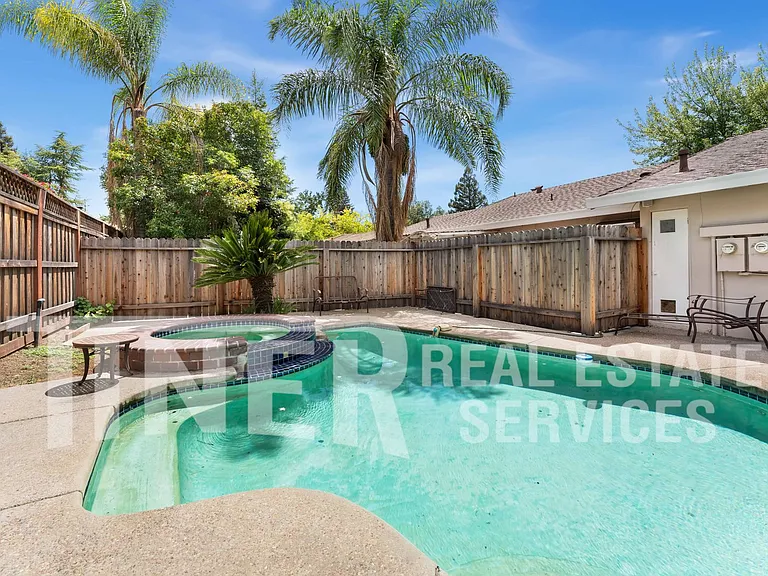 8 Saratoga Cir — Photo 23