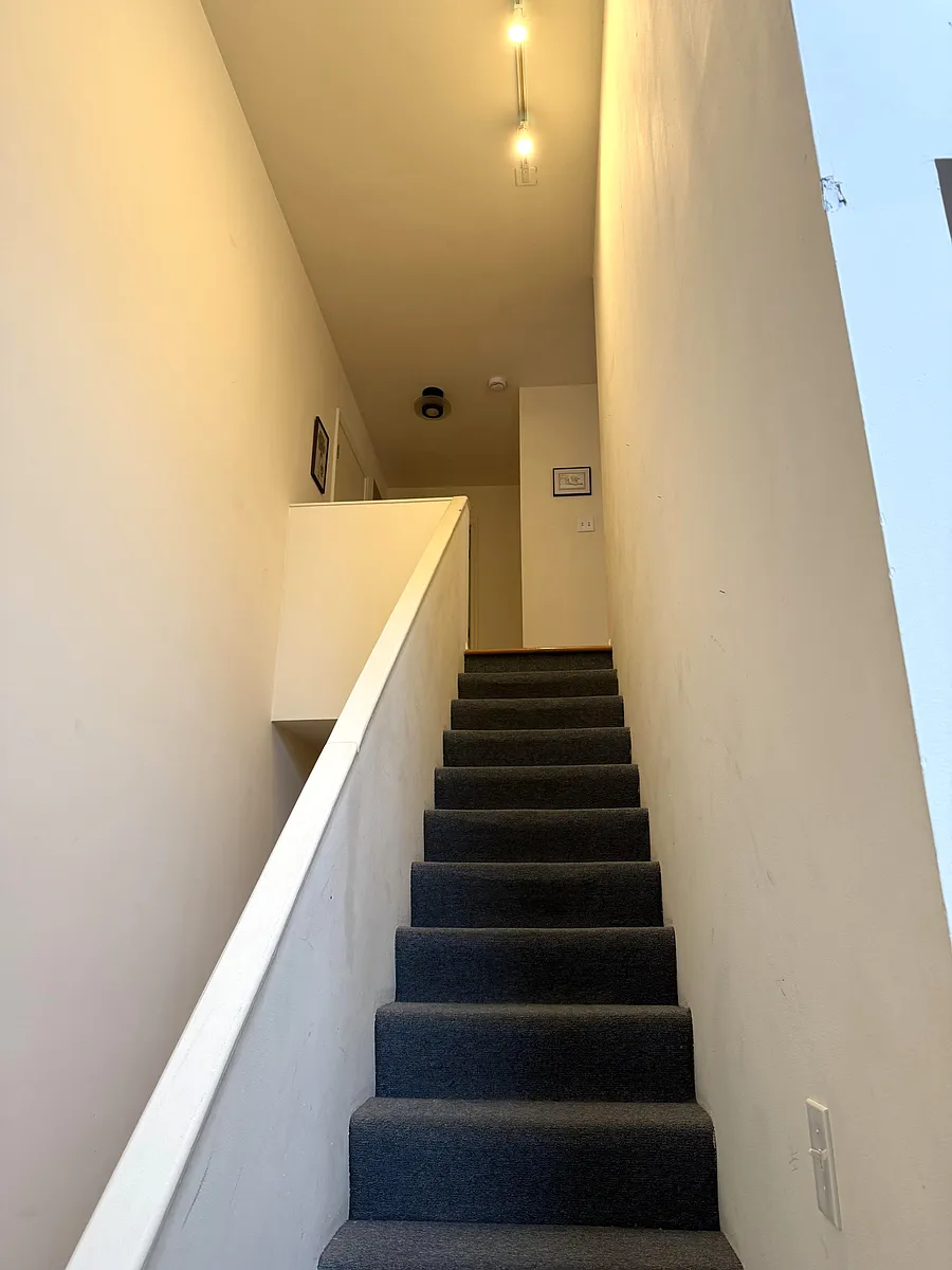 Building Photo - 3257 N Sheffield Ave #201
