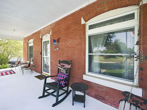 4th image of 211 N Plum St