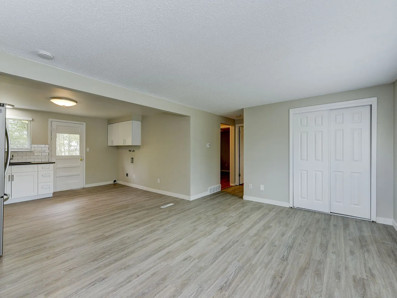 Two Bedroom/One Bathroom - Fenced Yard - Open Kitchen - Fully Updated — Photo 3