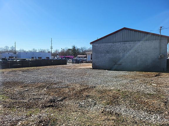 4th image of 1343 Fort Campbell Blvd