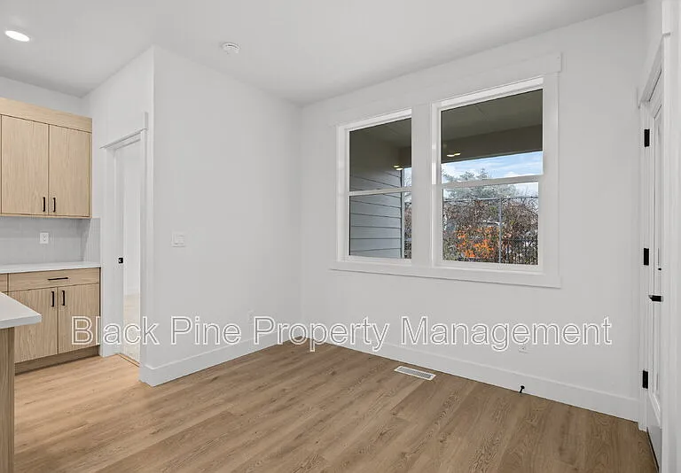 4642 N Maple Grove Rd — Photo 9