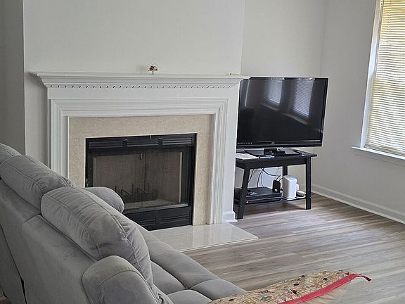 5th image of 3870 Charlton Ives Dr NW