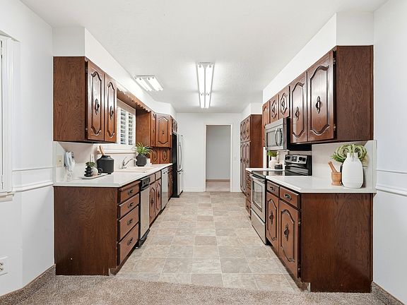 5th image of 485 Parkview Cir