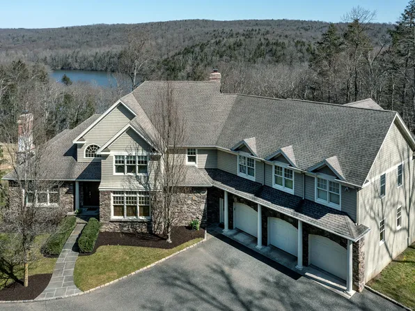 9 Nicoles Court, Brookfield, CT 06804