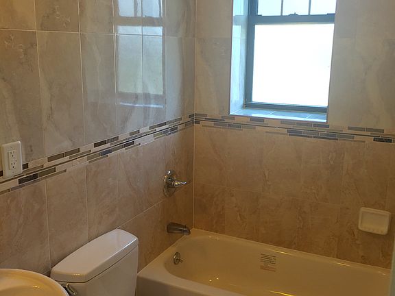 5th image of 833 Longfellow Ave APT 3E