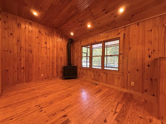 4th image of 303 Pine Ln