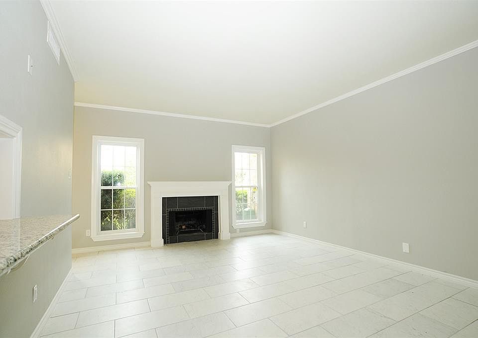 1st image of 600 Wilcrest Dr APT 6