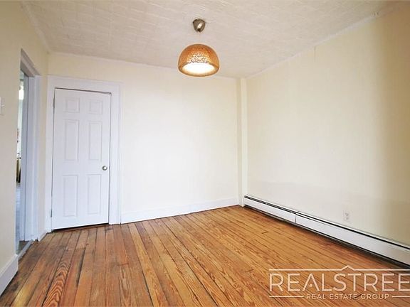 4th image of 233 Smith St #2