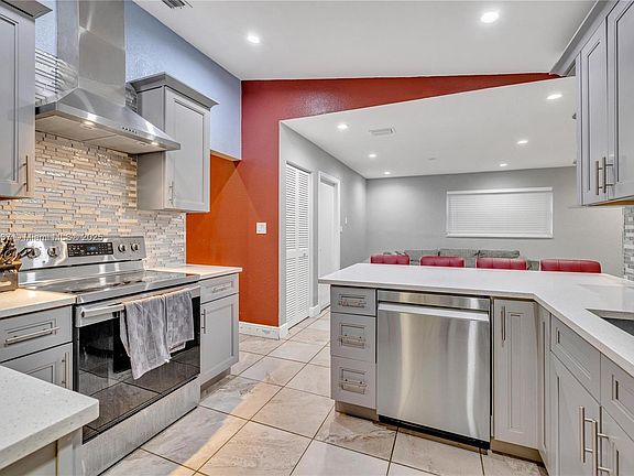 5th image of 9132 NW 33rd Pl