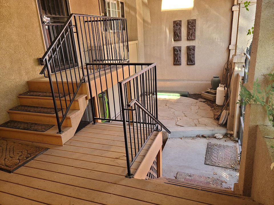 2-tier deck / patio gated