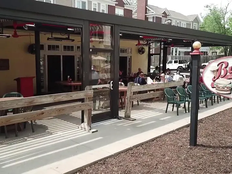 Family friendly dining (try the Big Ugly)