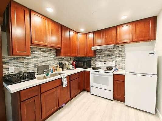 2nd image of 852 Lakeview Ave APT 4