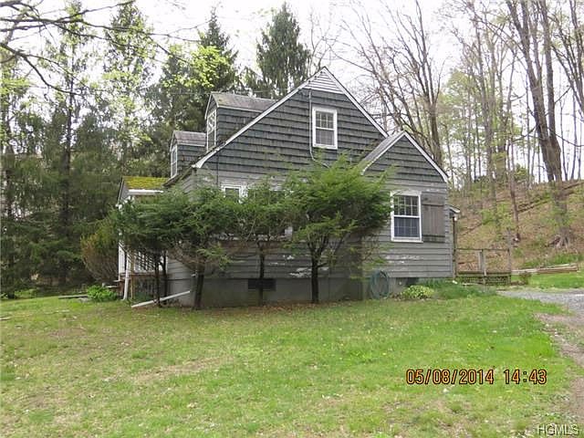 2nd image of 15 Hoyt Ln