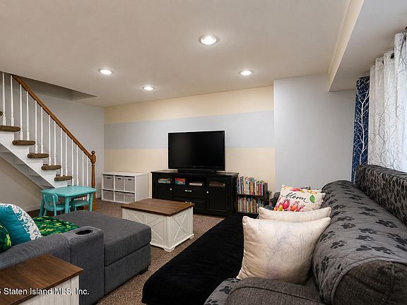 5th image of 33 Regis Dr #65
