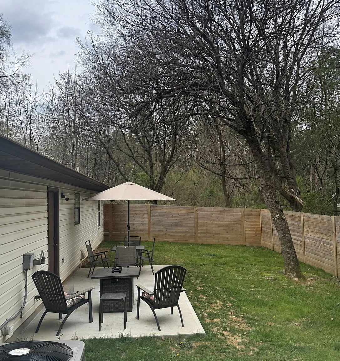 3 bed, 1.5 bath, 1296 sqft, $2,100 — Photo 2