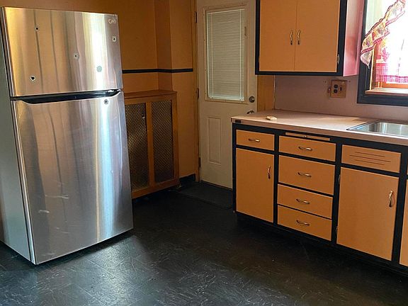 4th image of 609 Storrs St
