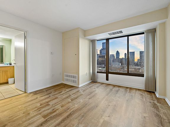 3rd image of 2001 Hamilton St APT 2016
