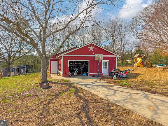 3rd image of 2299 Memorial Rd