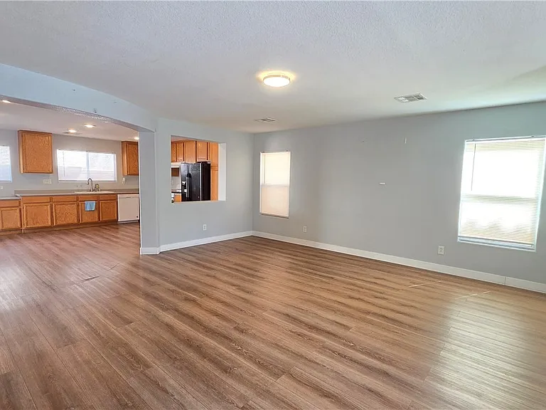628 Port Talbot Ave — Photo 4