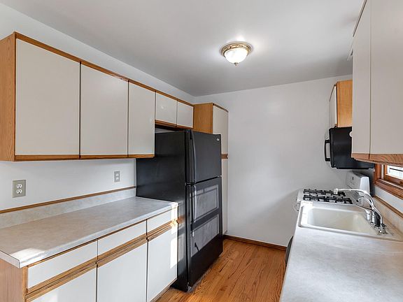 4th image of 1140 S Elm St