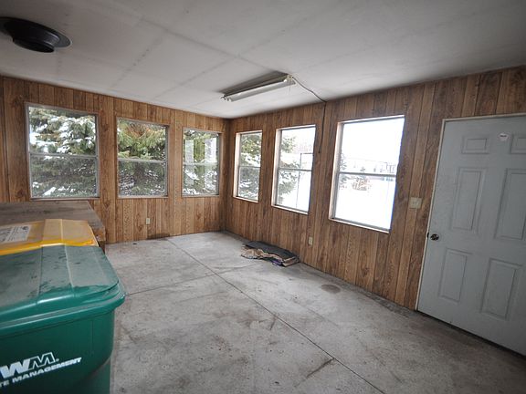 3rd image of 936 Willow St