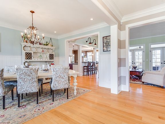 5th image of 215 Lakeshore Dr