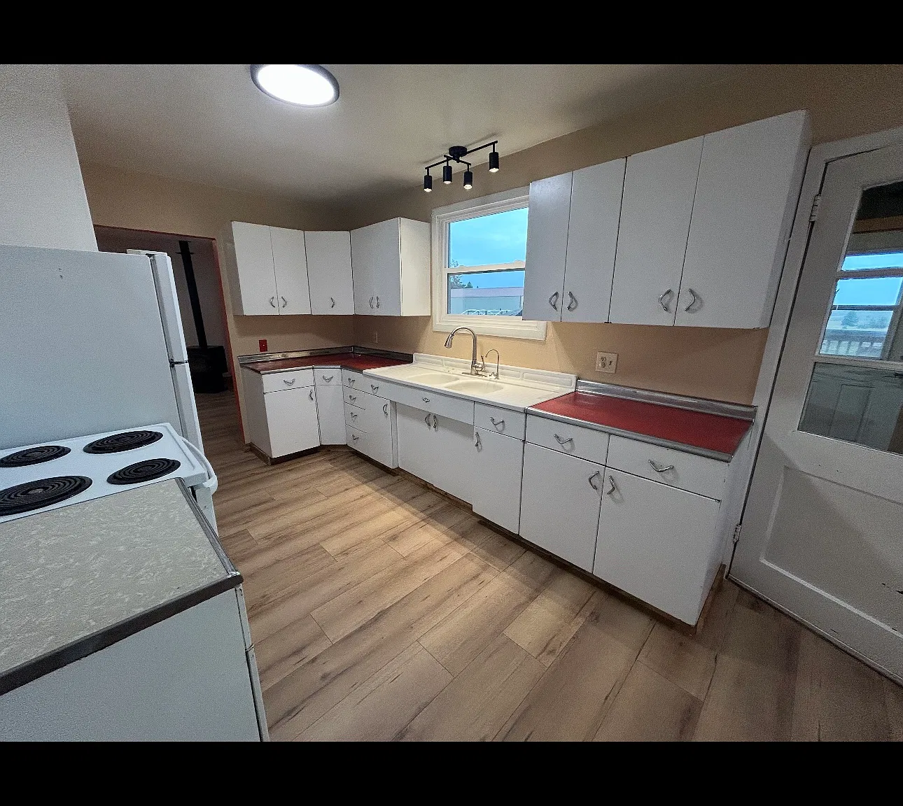 3 bed, 1100 sqft, $1,100 — Photo 1