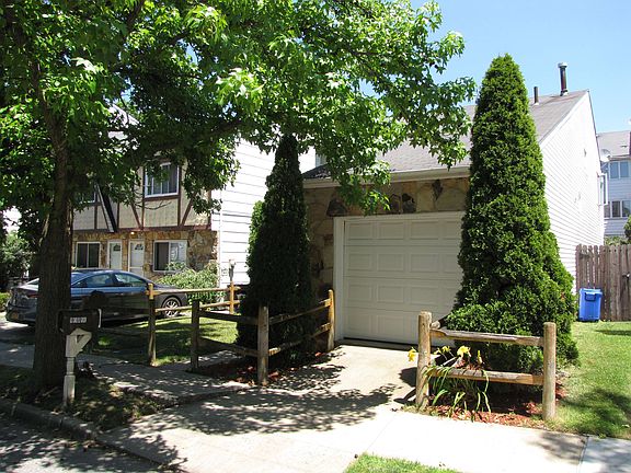 3rd image of 63 Carlyle Grn