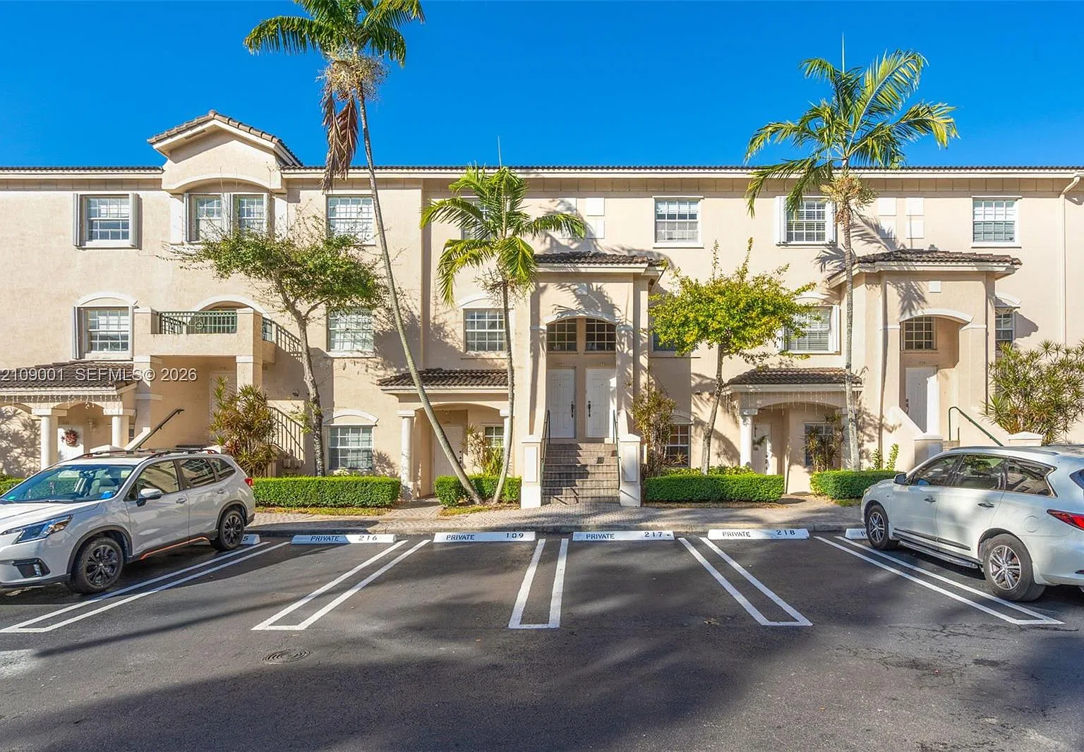 Las Brisas At Doral Condo — Photo 1
