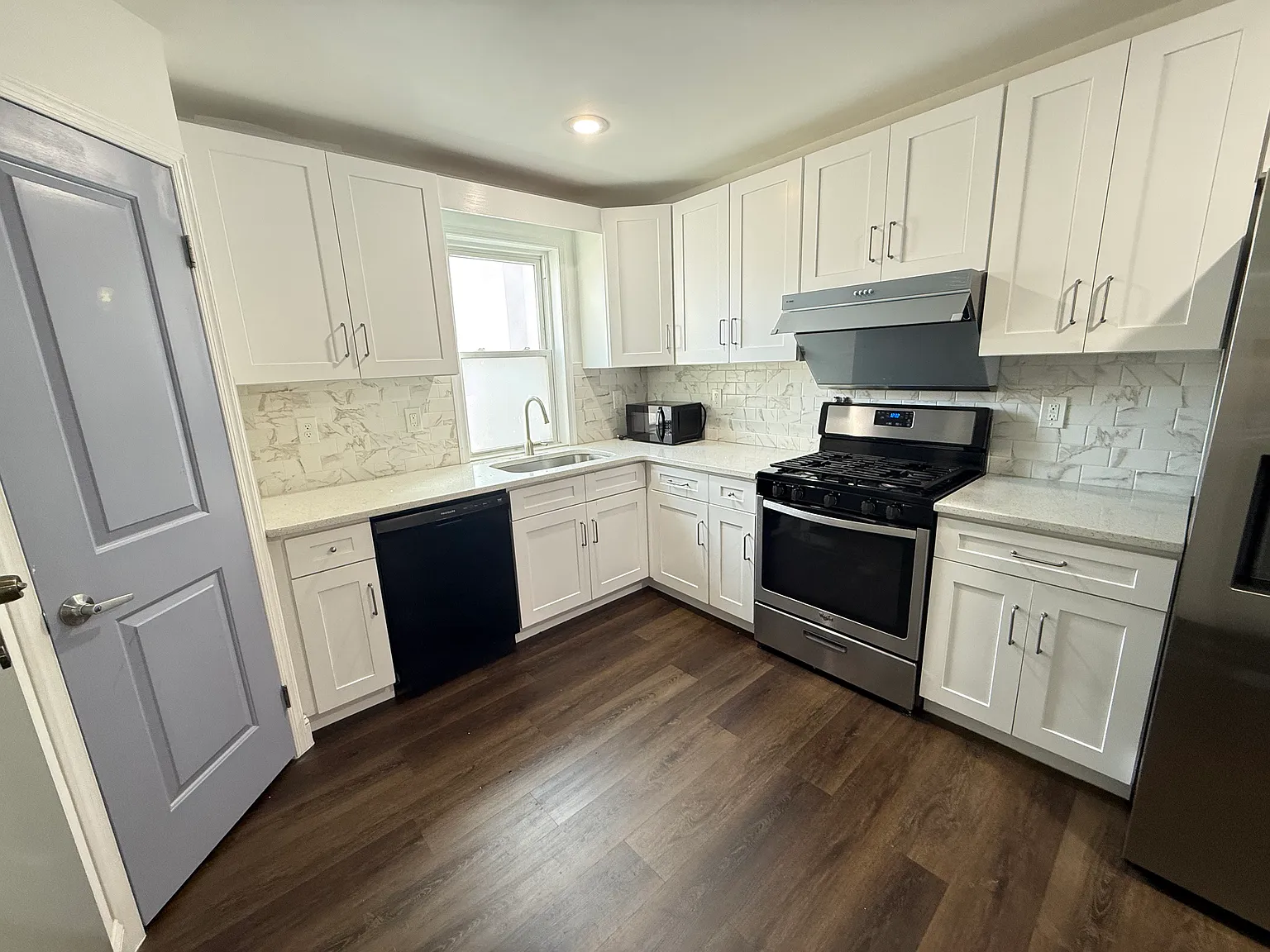2 bed, 1.5 bath, 1200 sqft, $2,300 — Photo 2