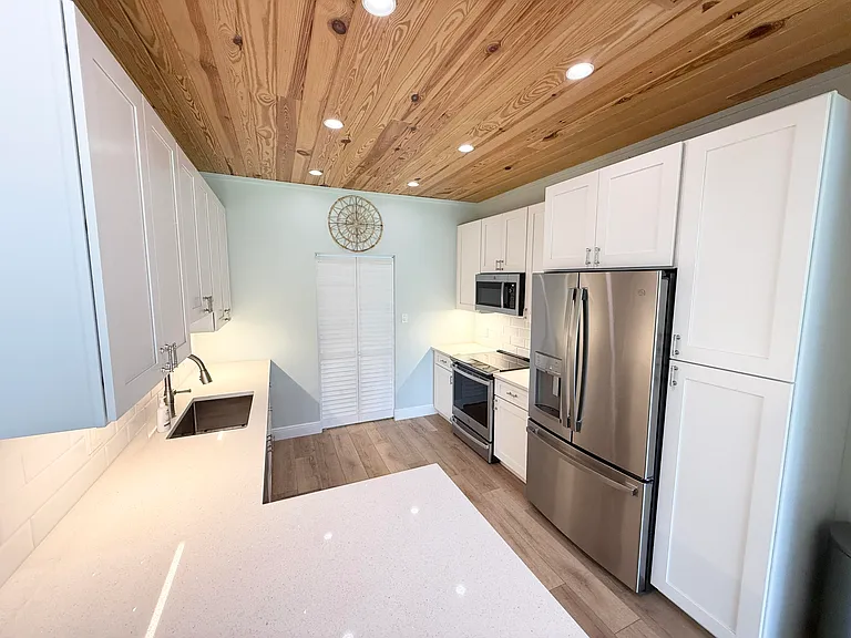 225 N Lakeshore Dr — Photo 17