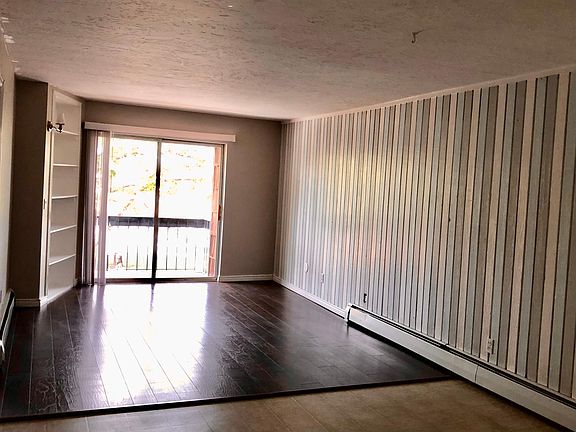 2nd image of 3154 Lakeside Dr APT 306