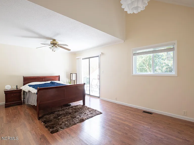204 Doris Ave E — Photo 16