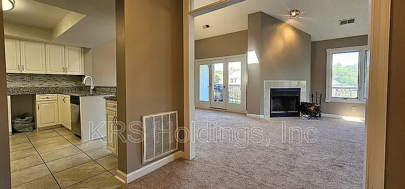 3 bed, 2.5 bath, 1700 sqft, $2,283 — Photo 3