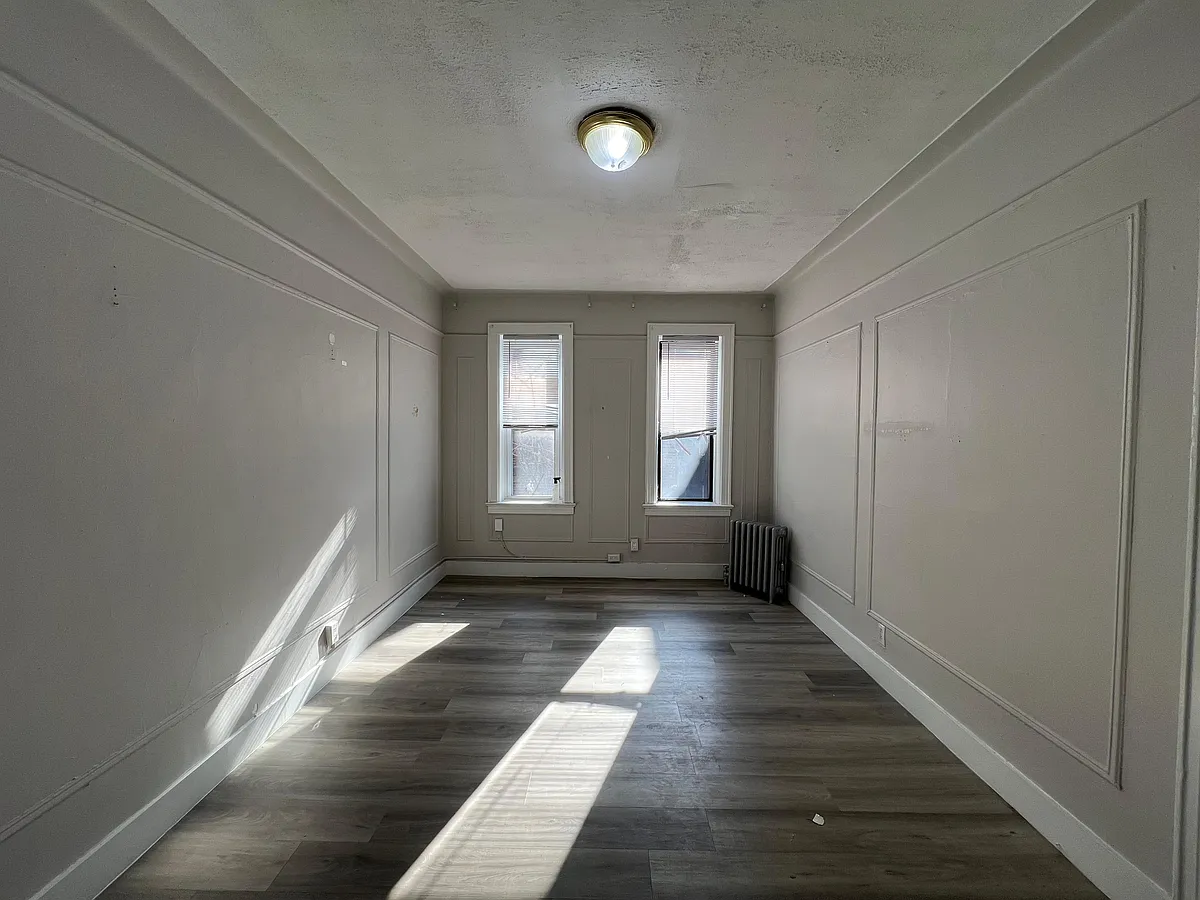 Building Photo - 123 Roosevelt Ave #22E
