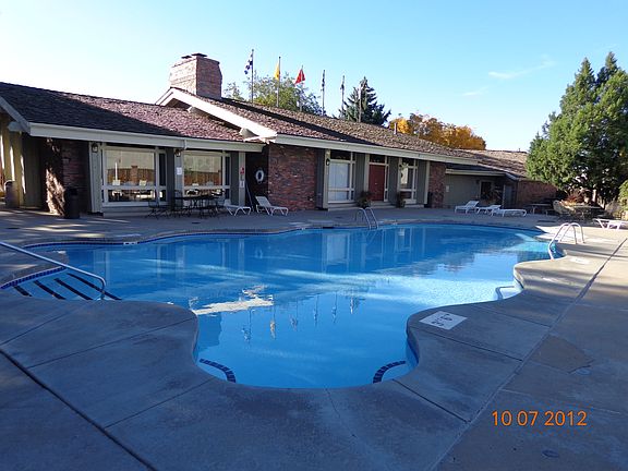 Pool and Clubhouse w Fitness