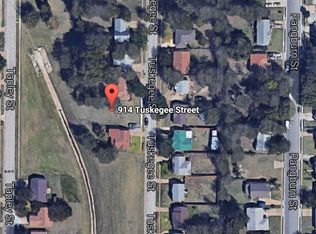 914 Tuskegee St, Grand Prairie, TX 75051