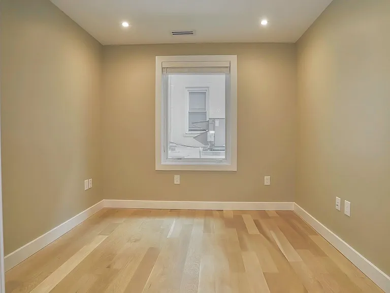 95 Court St — Photo 12