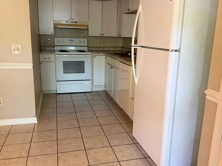 1016 Bryant Dr — Photo 2